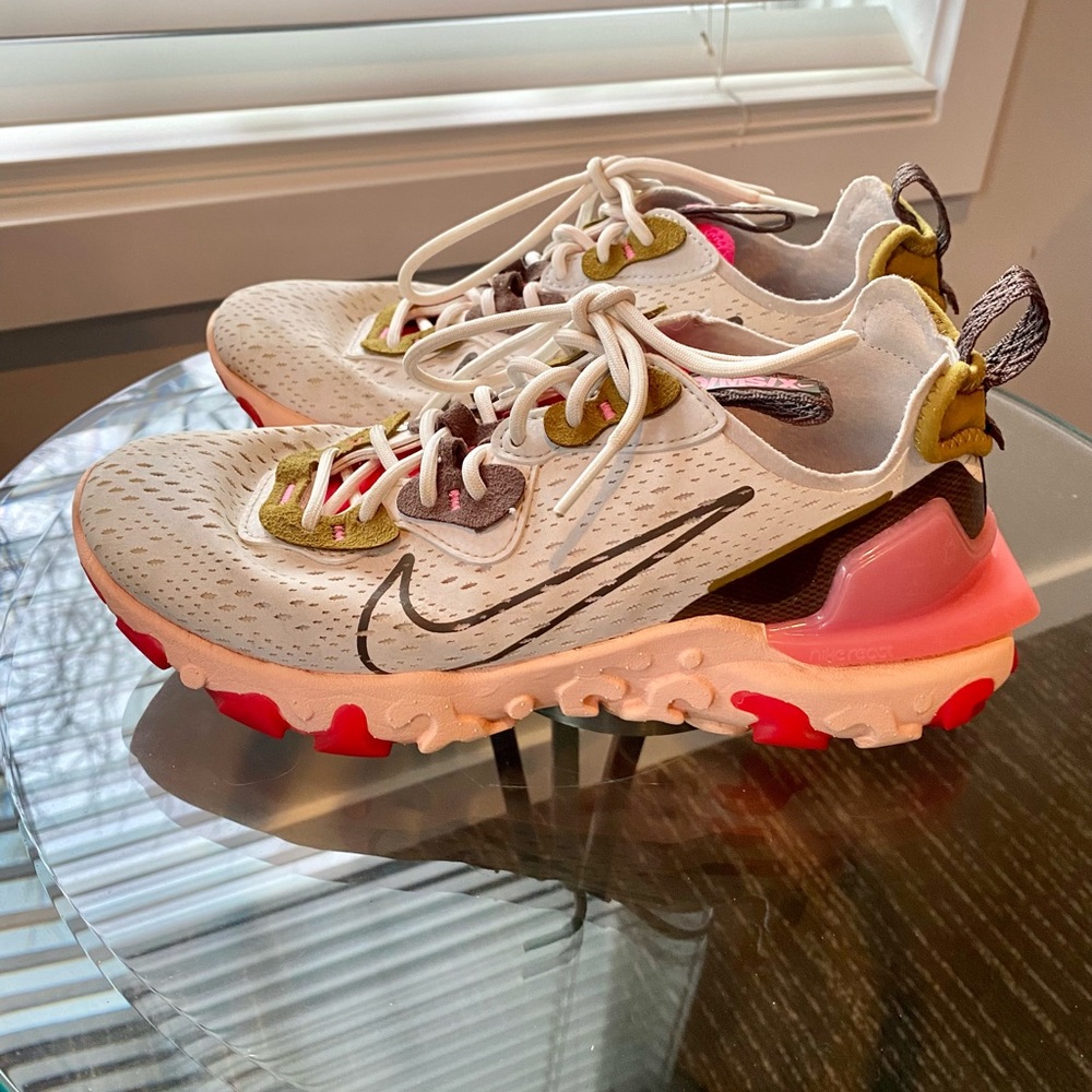 NIKE Women’s D/MS/X size 7.5 Sneaker